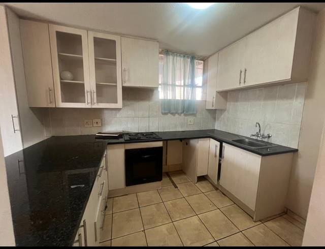 2 BEDROOM APARTMENT FOR SALE IN SILVERTON